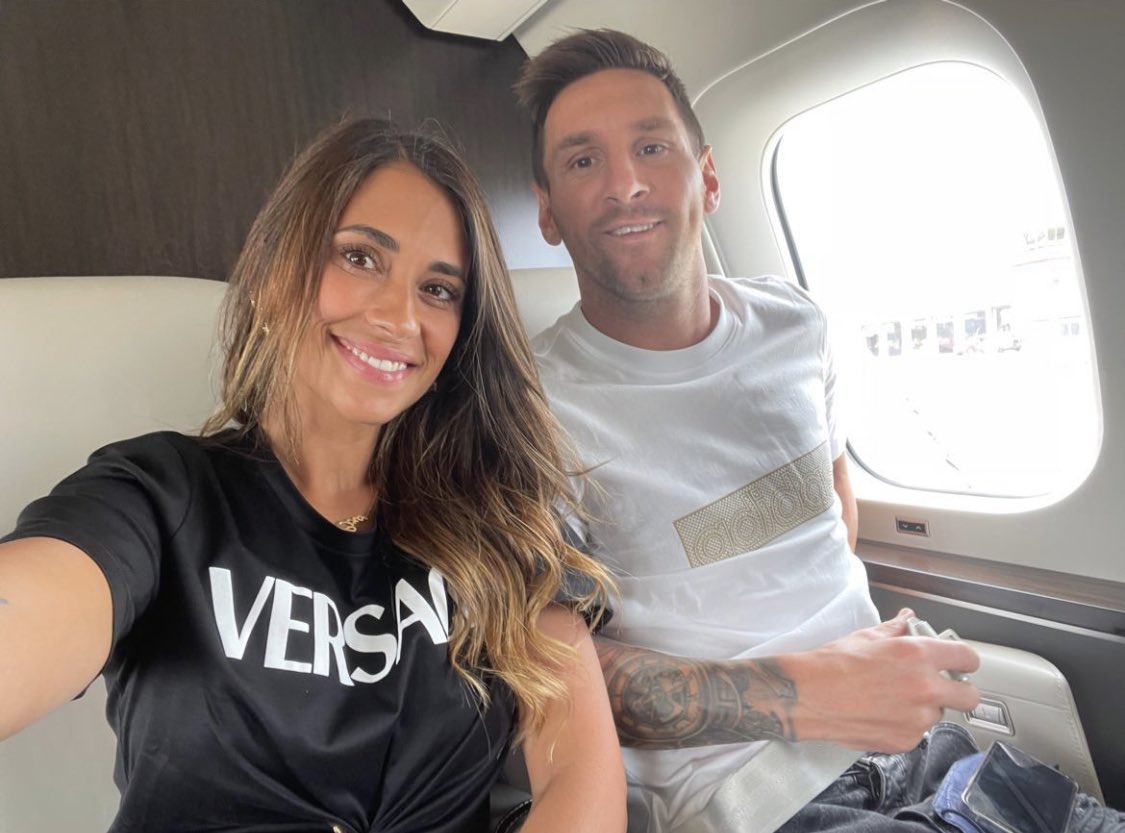 Fabrizio Romano sobre X: "...y aquí está Leo Messi en el avión junto con su esposa Antonela, rumbo a París. Es hora de hacerse un examen médico y fichar como nuevo jugador del PSG. ️ #Messi #PSG