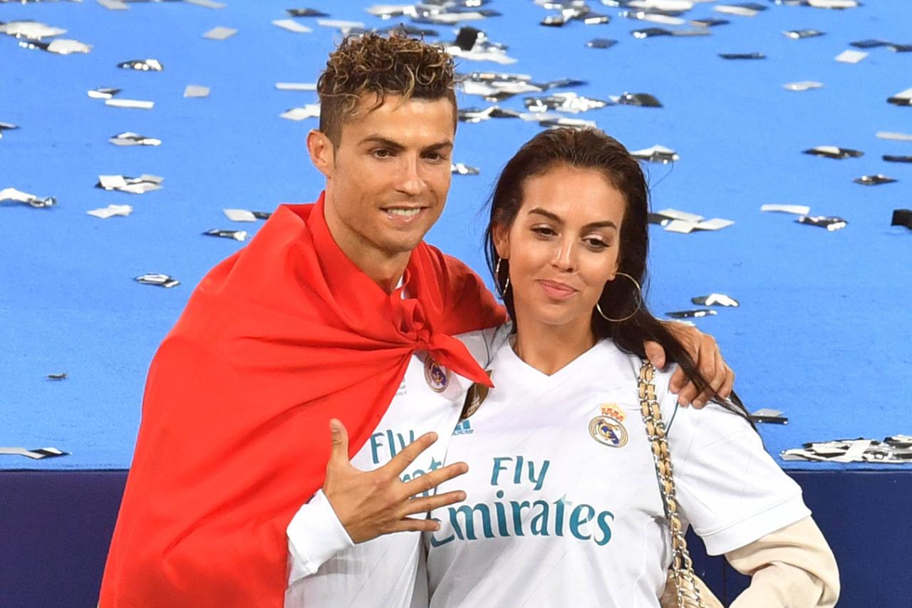 Siêu mẫu kém 10 tuổi được Ronaldo chi 18 tỷ để cầu hôn: Cô bán hàng bốc lửa của Gucci đổi đời nhờ yêu siêu sao cầu thủ - Ảnh 14.