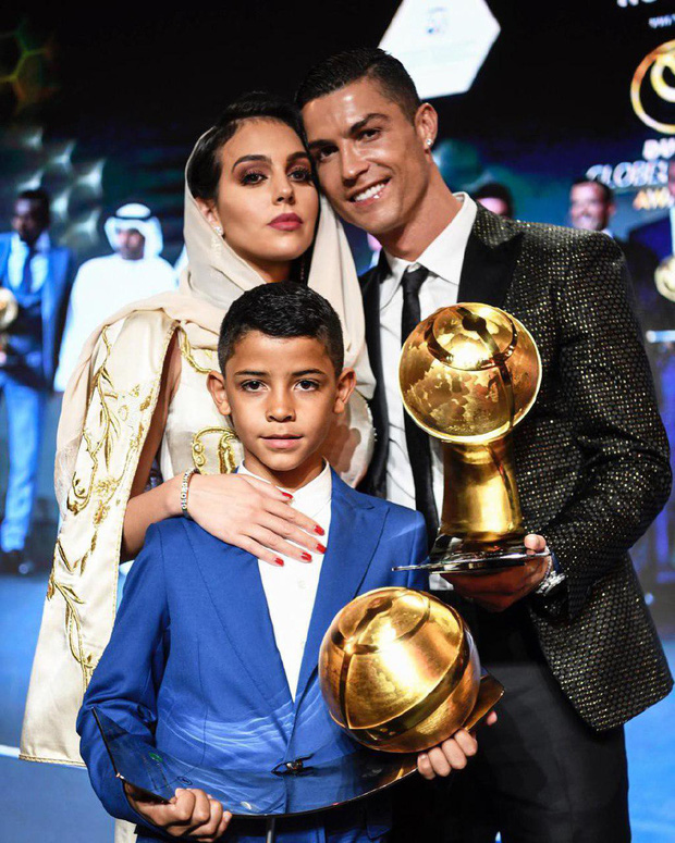 Siêu mẫu kém 10 tuổi được Ronaldo chi 18 tỷ để cầu hôn: Cô bán hàng bốc lửa của Gucci đổi đời nhờ yêu siêu sao cầu thủ - Ảnh 3.