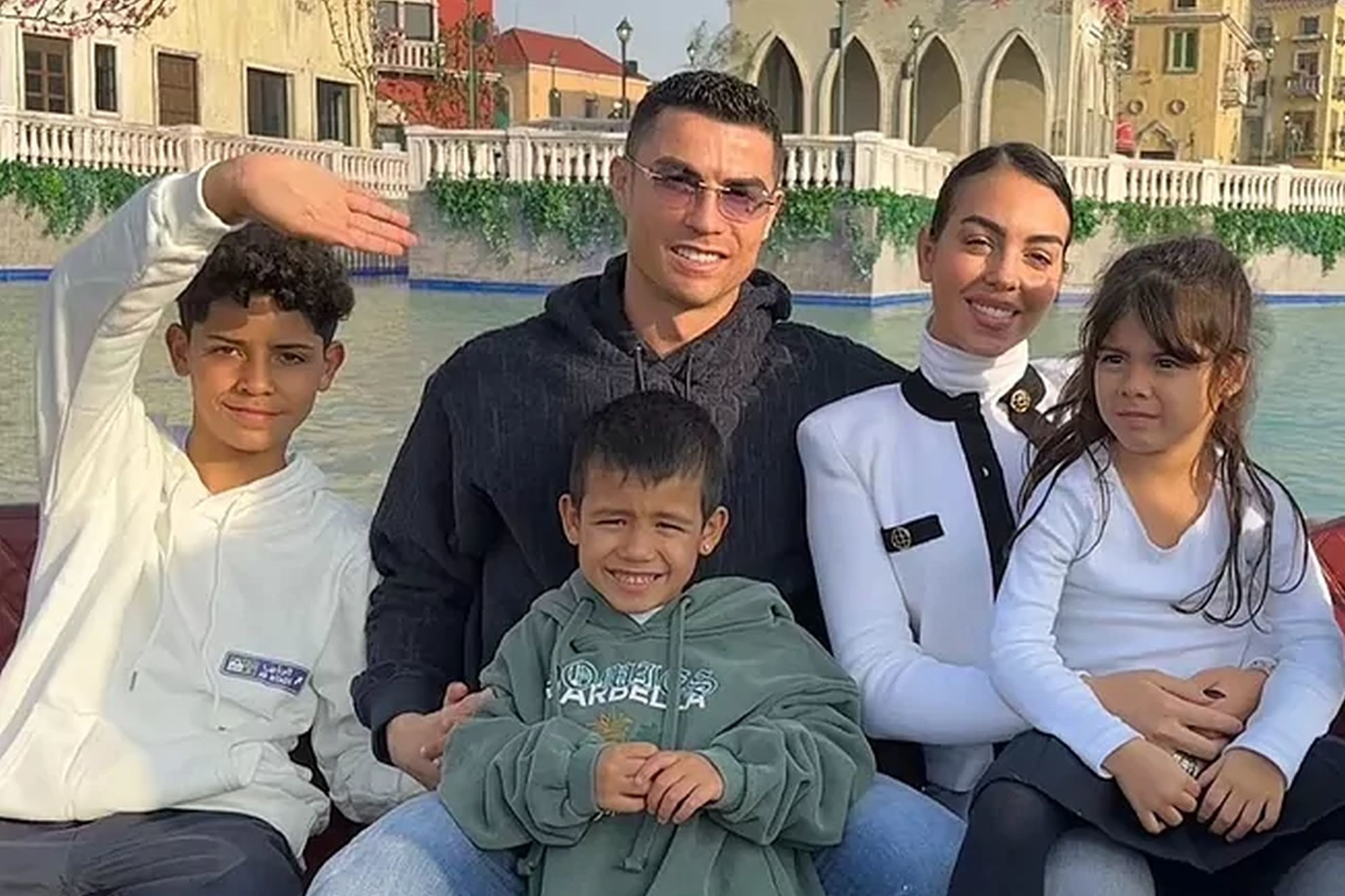 Cristiano Ronaldo tries to end rumors of a crisis by taking Georgina and  the kids for a day out | Marca