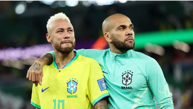 Neymar (trái) và Daniel Alves từng rất thân thiết trong màu áo tuyển Brazil - Ảnh: Getty