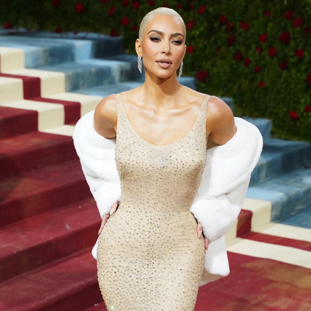 Bí kíp giúp Kim Kardashian giảm 27kg sau sinh, có thân hình đồng hồ cát - 2