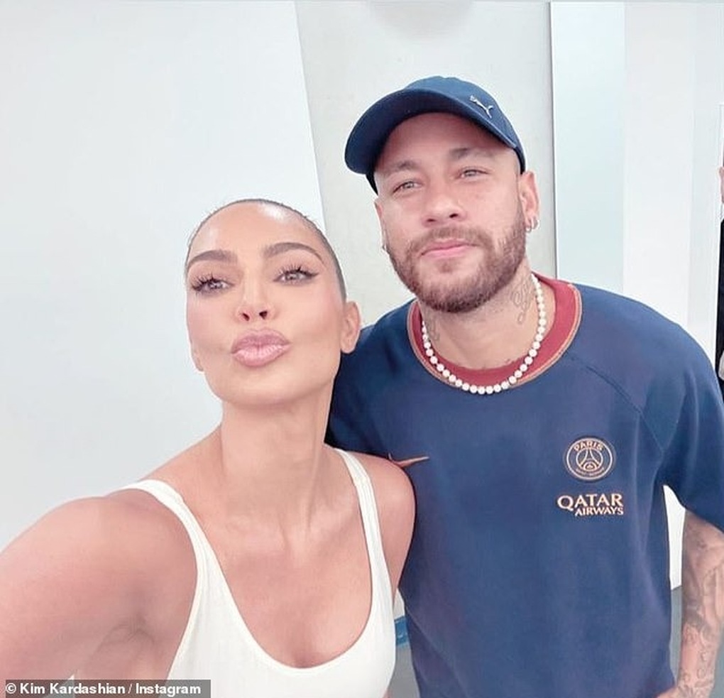Kim Kardashian xách túi hiệu đắt nhất thế giới đi gặp Neymar, Ronaldo - 2
