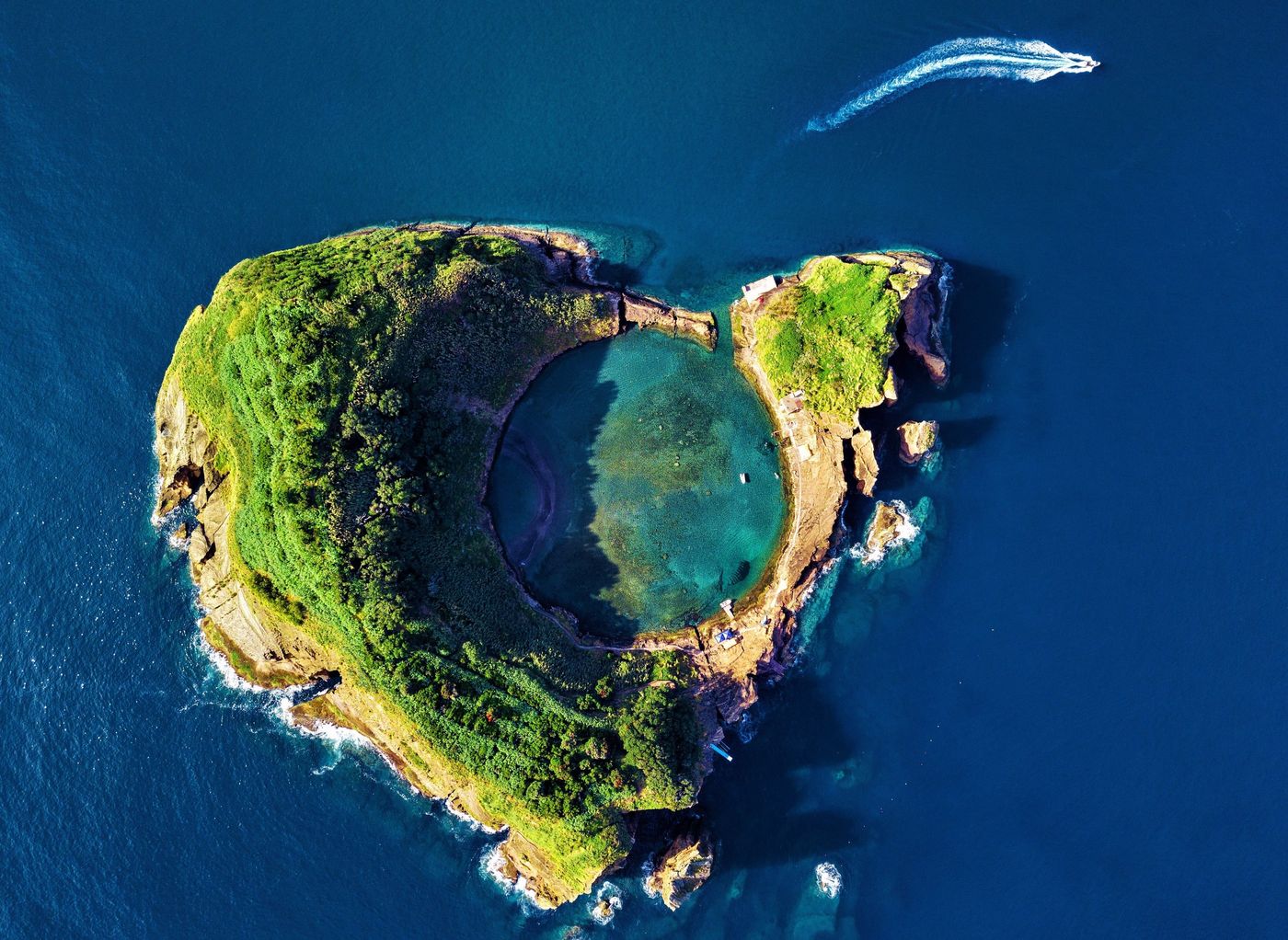 12 Cool Naturally-Shaped Islands Around the World