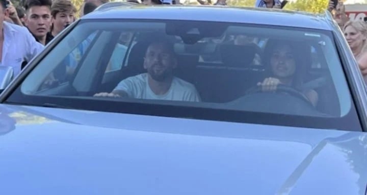 Messi đi trực thăng, ngồi xe vợ lái về thăm nhà cũ