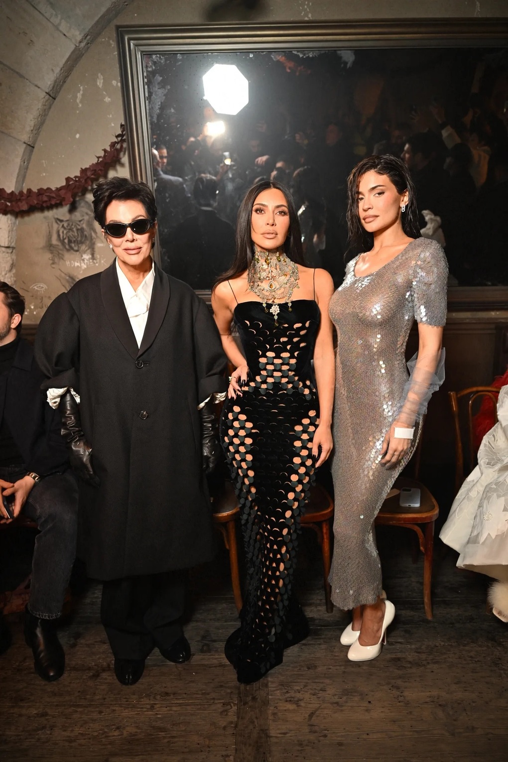 Kim Kardashian mặc váy thủng lỗ chỗ, đọ dáng bên em gái Kylie Jenner - 1