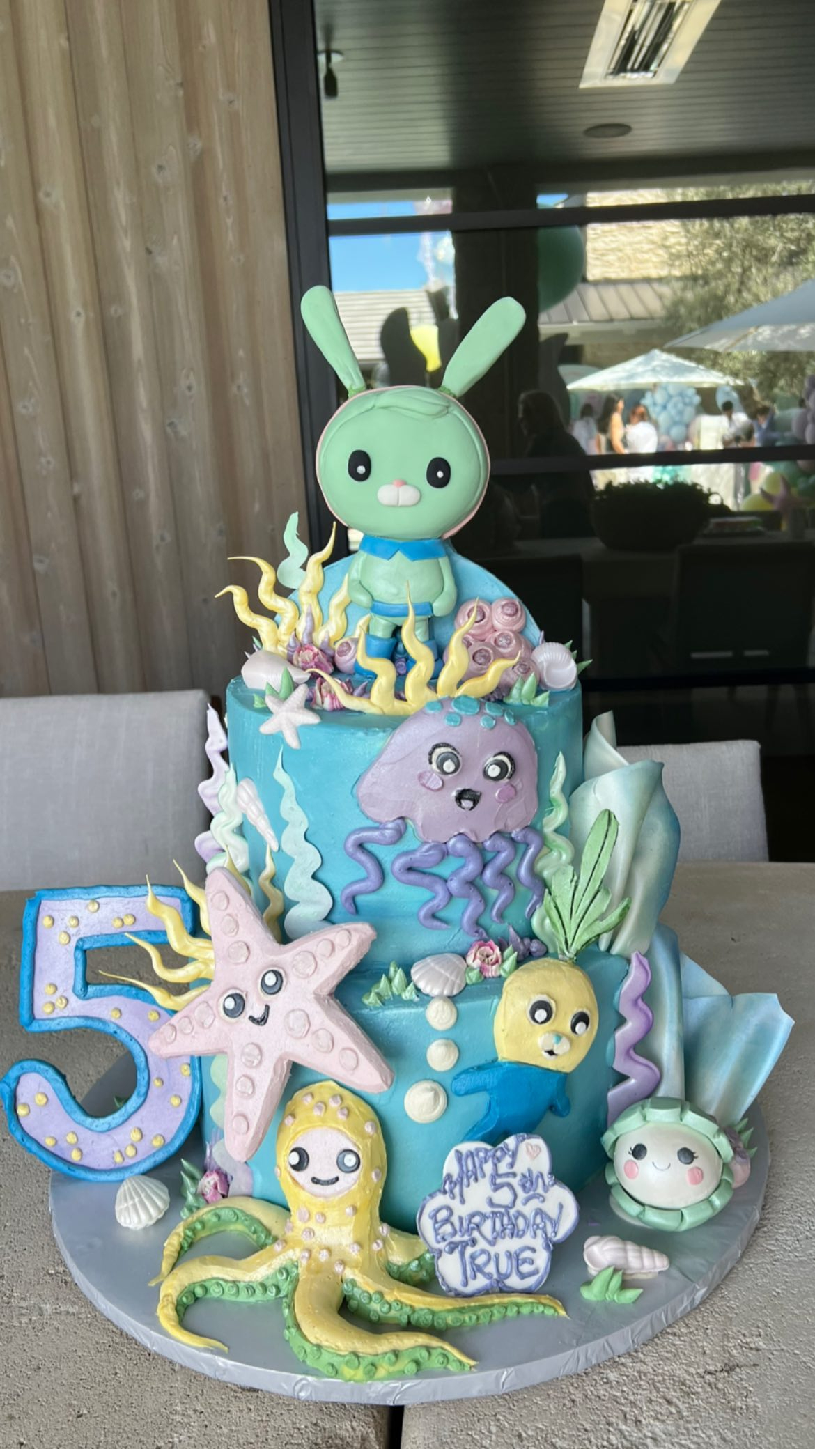 True Thompson's fifth birthday cake couldn't have been sweeter