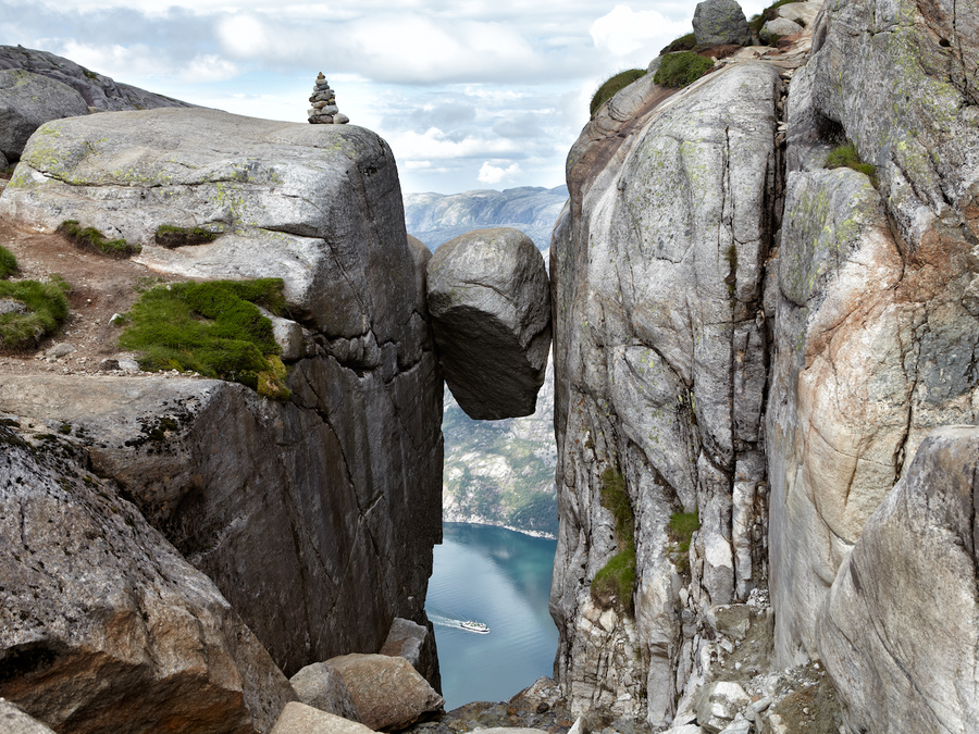 kjeragbolten boulder norway