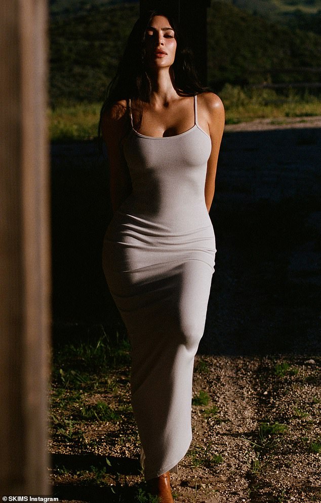 She looked statuesque as she flaunted her signature curves in the cotton rib long cami dress in marble