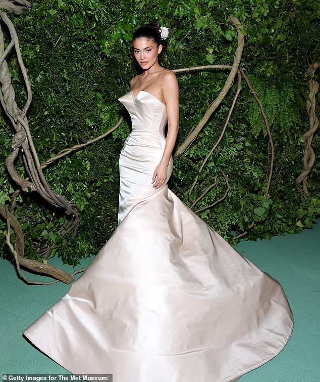 Her flattering, bridal white look highlighted her hourglass figure and accentuated her curves