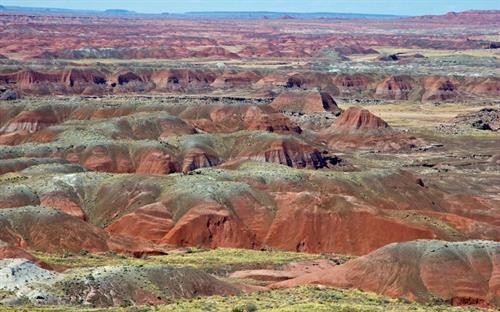 Trải dài về phía đông, từ vườn quốc gia Grand Canyon đến vườn quốc gia Petrified Forest, các sa mạc này như được sơn những màu sắc độc đáo như đỏ, cam, hồng và tím bởi bên trong chúng chứa một lượng khá lớn sắt, mangan.