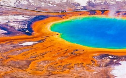 Grand Prismatic nằm trong vùng Geyser Basin Midway là suối nước nóng lớn nhất tại công viên quốc gia Yellowstone và suối nước nóng lớn thứ ba trên thế giới. Tên gọi của nó được đặt theo màu sắc nổi bật của con suối: xanh da trời, xanh lá cây, vàng, cam, vàng, đỏ và nâu, gần giống như một cầu vồng.