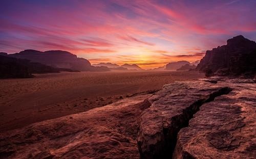 Thung lũng sa mạc phía nam Jordan được biết đến với cảnh hoàng hôn ngoạn mục của nó. Những dải cát màu cam, những tảng đá có hình củ hành… làm cho nơi này trở nên nguy nga, tráng lệ. (Ảnh: Alamy)