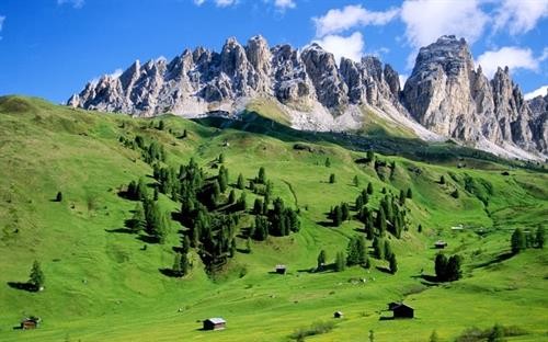 Khu vực này nằm ở phía tây bắc dãy núi Dolomites, Ý. Phong cảnh ở ngọn núi này tuyệt đẹp và vô cùng ngoạn mục. Núi Odle nằm trong danh sách di sản thế giới được UNESCO công nhận vào năm 2009. (Ảnh: Rex Features)