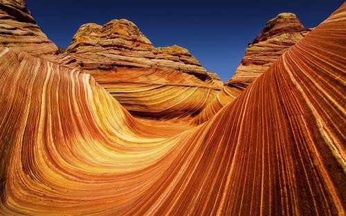 Sa thạch The Wave được hình thành ở phía bắc Coyote Buttes, sa mạc Arizona. Nó được tạo nên từ các cồn cát xếp chồng lên nhau cùng sự lắng đọng của muối canxi, tạo nên những đường cong uốn lượn độc đáo và quyến rũ . (Ảnh: Fotolia)