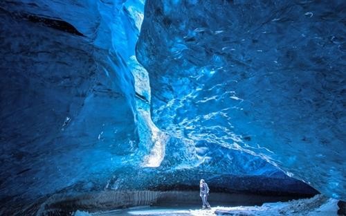 Động Mendenhall Glacier ở Alaska, Mỹ nổi tiếng với những bức tường băng có màu xanh khác nhau mà tia sáng có thể xuyên qua phản chiếu ánh lung linh. (Ảnh: Fotolia)