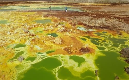 Dallol, Ethiopia nằm dưới mực nước biển 116 m và có nhiệt độ không khí trung bình cao nhất thế giới, 34,4 ° C. Vượt qua đồng bằng muối, du khách sẽ đến núi lửa Dallol, nơi thấp nhất trên trái đất. (Ảnh: Fotolia)