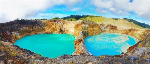 Hồ núi lửa Kelimut tại đảo Flores, Indonesia nằm trên một miệng núi lửa và có màu xanh ngắt. Thực ra ngọn núi lửa này chia ra làm 3 hồ nước, nguồn gốc đều đến từ sự hoạt động của núi lửa Kelimutu trước đây. Du khách sẽ bị ngạc nhiên bởi màu nước của ba hồ miệng núi lửa Kelimutu thay đổi theo quy luật. (Ảnh: Fotolia)