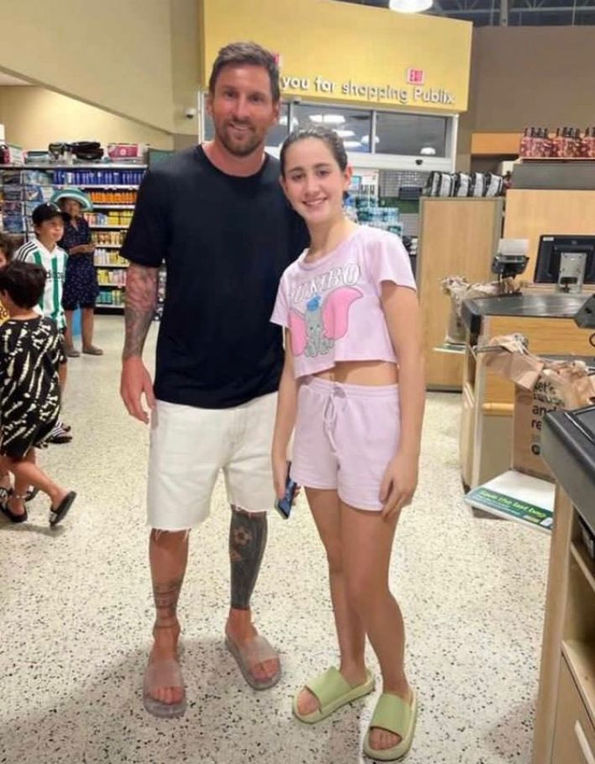 He's just like us': Leo Messi goes grocery shopping at local supermarket in  Florida - Football | Tribuna.com