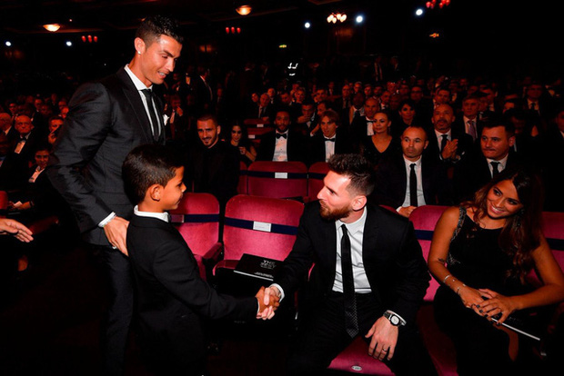 Messi's son is a big fan of Ronaldo, while Ronaldo's son idolizes Messi: Their father is always "cool" than my father? - Photo 2.
