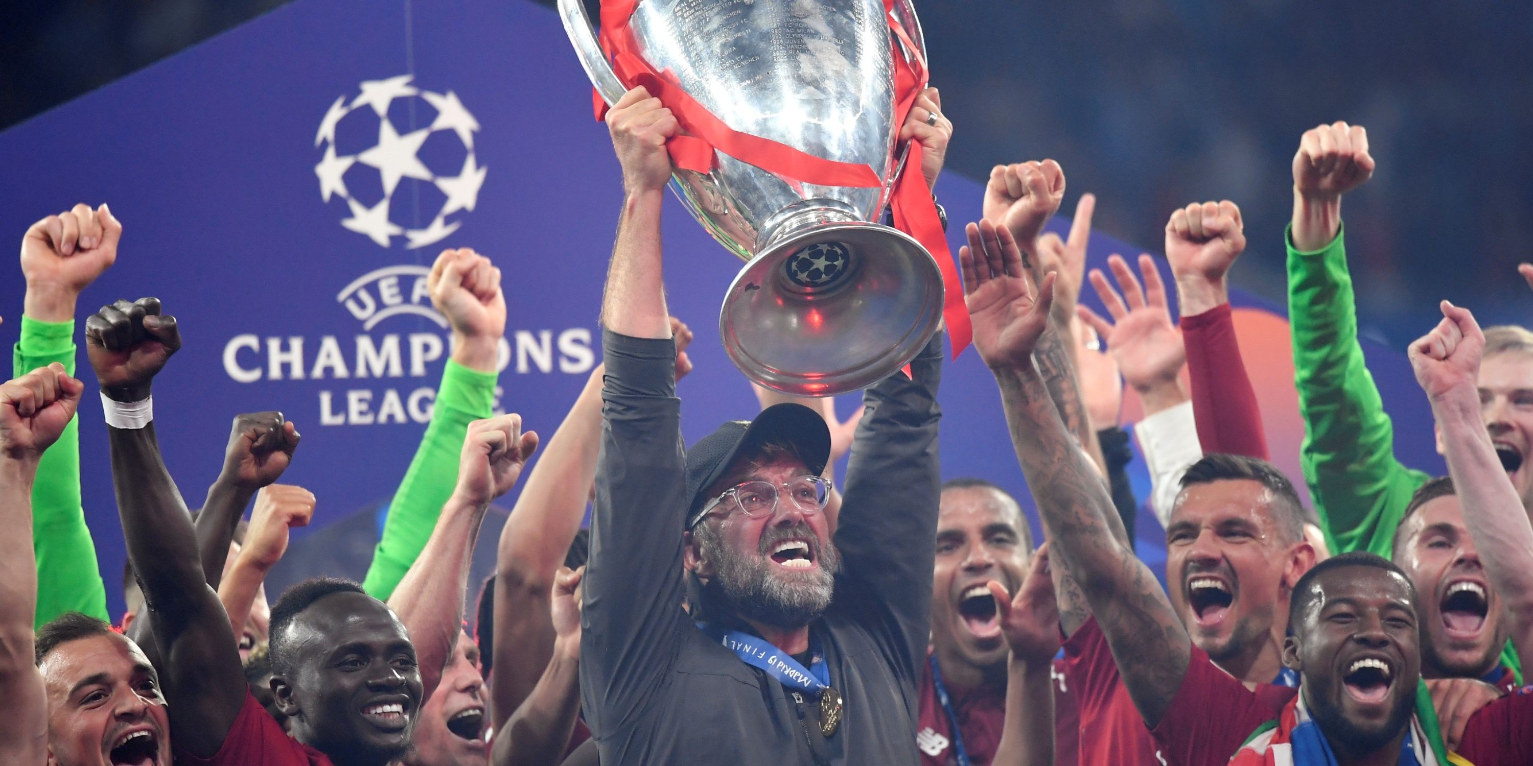 jurgen-klopp-lifts-champions-league-trophy