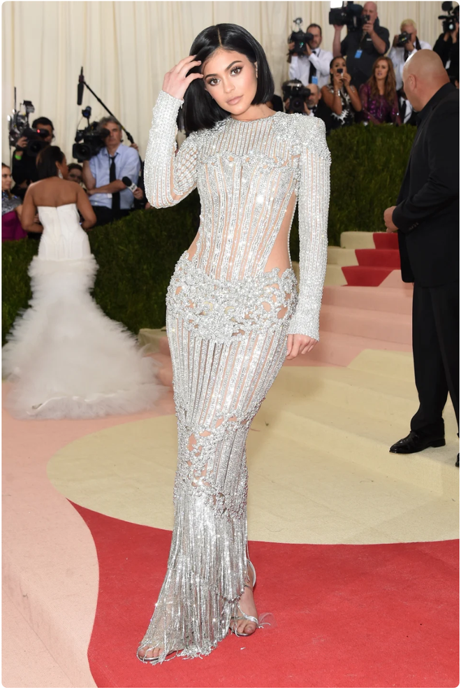 Hội chị em Kardashian - Jenner luôn tích cực chặt chém tại &quot;Oscar thời trang&quot;, ai là người có gu nhất? - Ảnh 4.