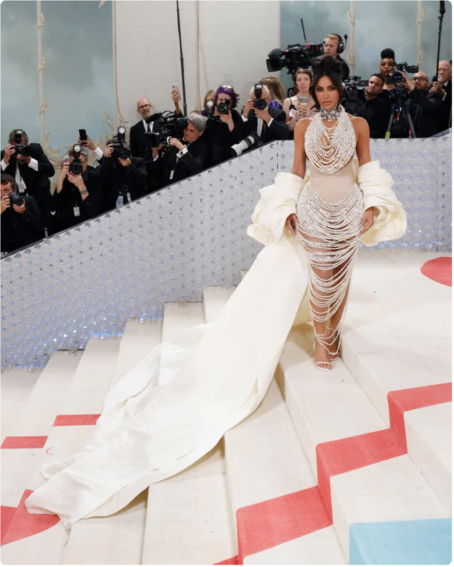 Hội chị em Kardashian - Jenner luôn tích cực chặt chém tại &quot;Oscar thời trang&quot;, ai là người có gu nhất? - Ảnh 11.