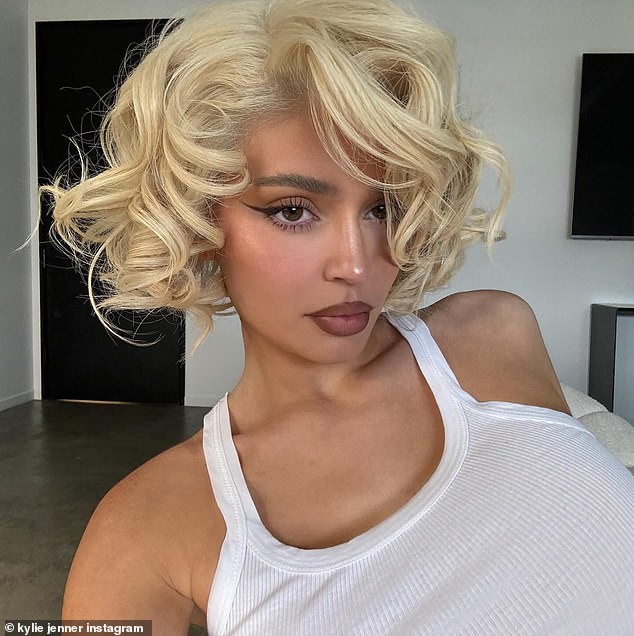 The Kylie Cosmetics founder wore brown lipliner with a pink lip, winged, black eyeliner, and light blush. She also donned a white tank top and went jewelry-free