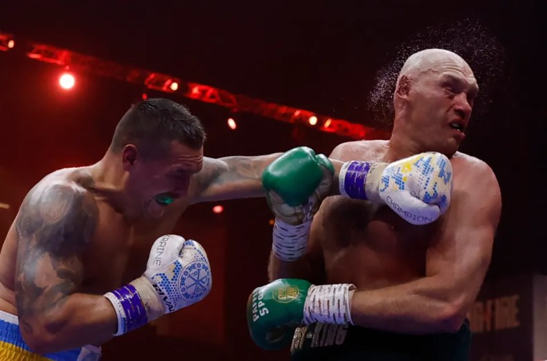 Oleksandr Usyk (L) stunned Tyson Fury with a precise hook in round 9 of the fight on May 18, 2024. Photo by Reuters