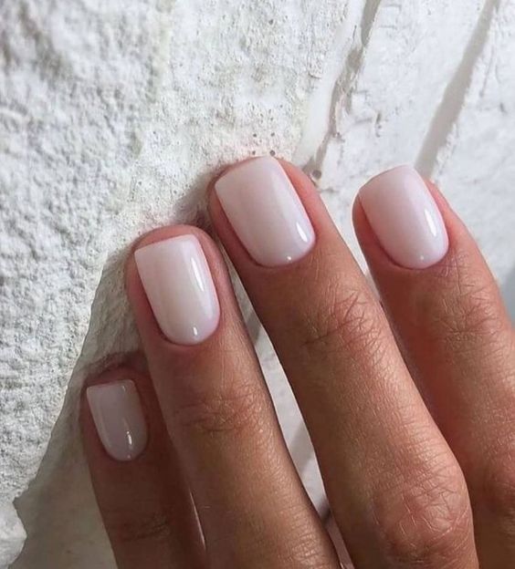 15 Chic Short White New Year's Nail Ideas for 2024