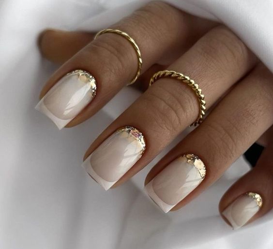 15 Chic Short White New Year's Nail Ideas for 2024