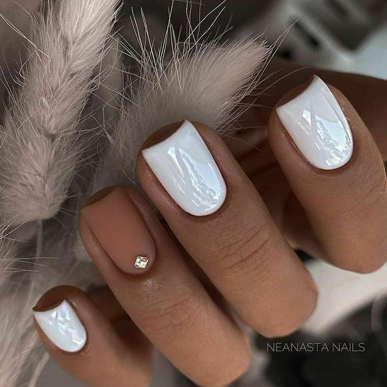 15 Chic Short White New Year's Nail Ideas for 2024