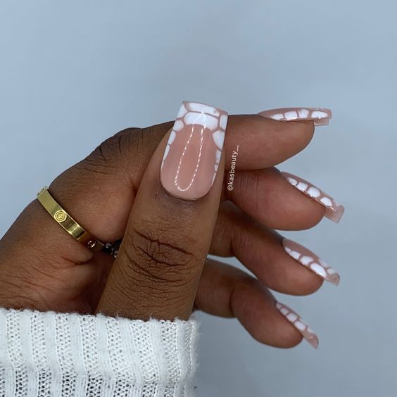 15 Chic Short White New Year's Nail Ideas for 2024