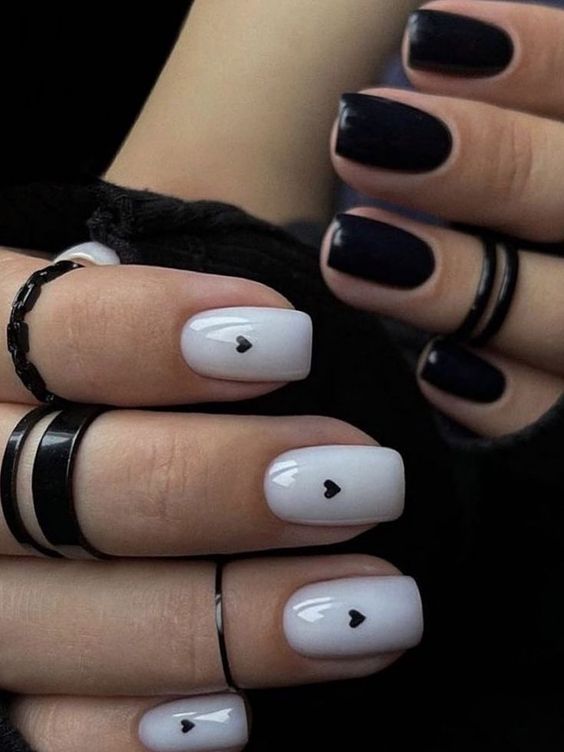 15 Chic Short White New Year's Nail Ideas for 2024