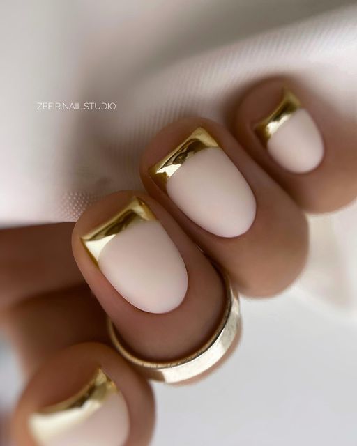 15 Chic Short White New Year's Nail Ideas for 2024