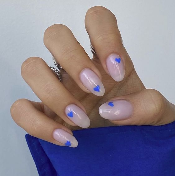 15 Chic Short White New Year's Nail Ideas for 2024